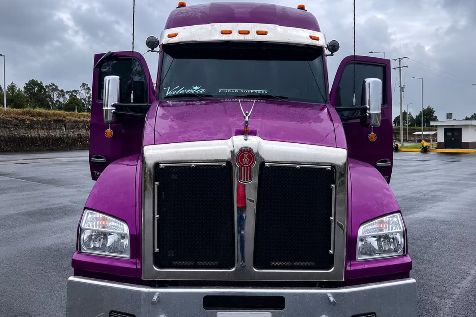 KENWORTH T880 2026 CAMAROTE miniatura 2