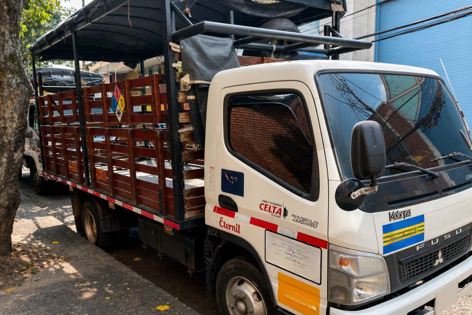 MITSUBISHI FUSO 2017 miniatura 3